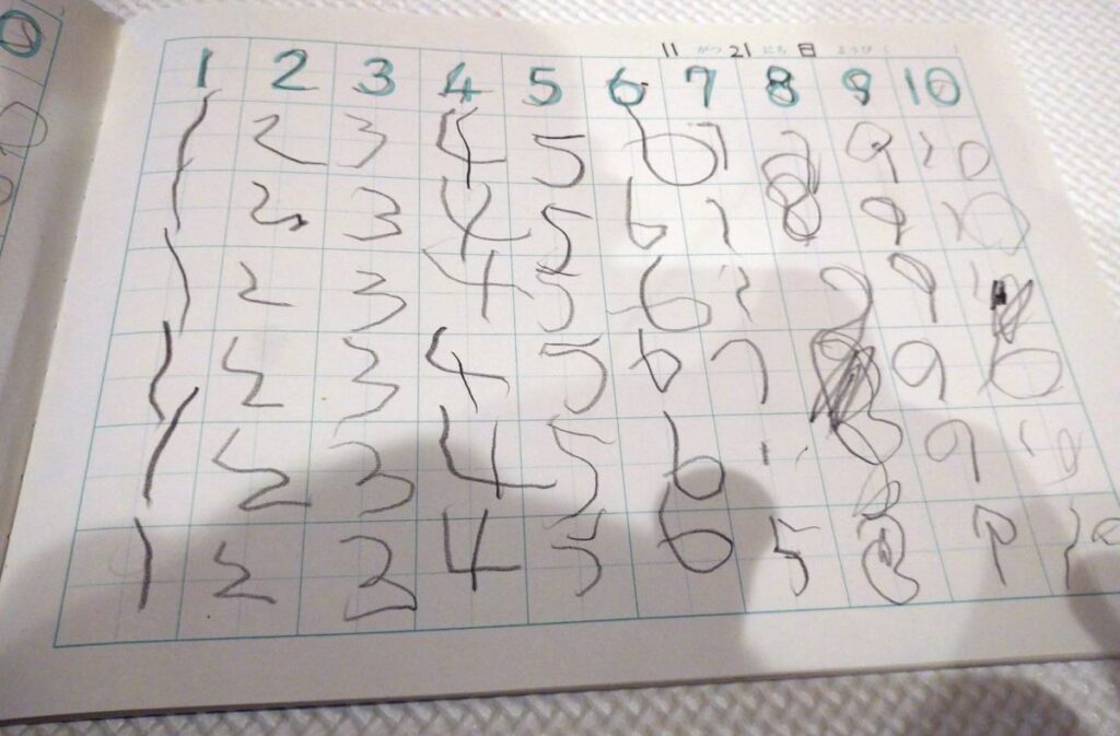 1から10までの数字を書く練習をしたマス目のノート